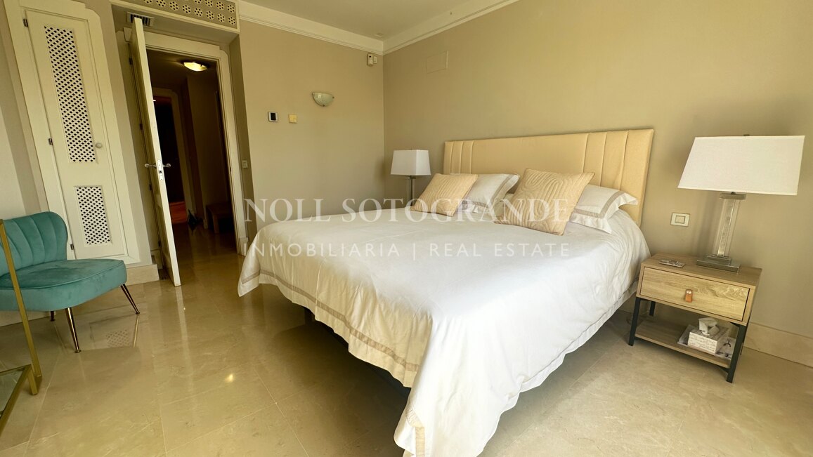 Elegante Wohnung mit Blick auf den Yachthafen in Sotogrande mit privater Terrasse für Kurzzeitvermietungen