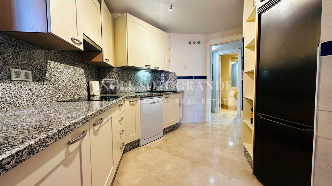 Elegante Wohnung mit Blick auf den Yachthafen in Sotogrande mit privater Terrasse für Kurzzeitvermietungen