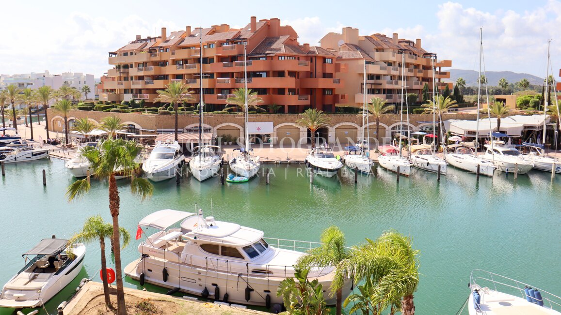 Elegante Wohnung mit Blick auf den Yachthafen in Sotogrande mit privater Terrasse für Kurzzeitvermietungen