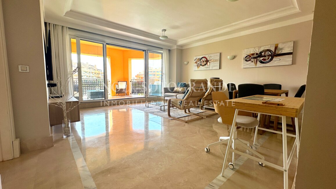Elegante Wohnung mit Blick auf den Yachthafen in Sotogrande mit privater Terrasse für Kurzzeitvermietungen