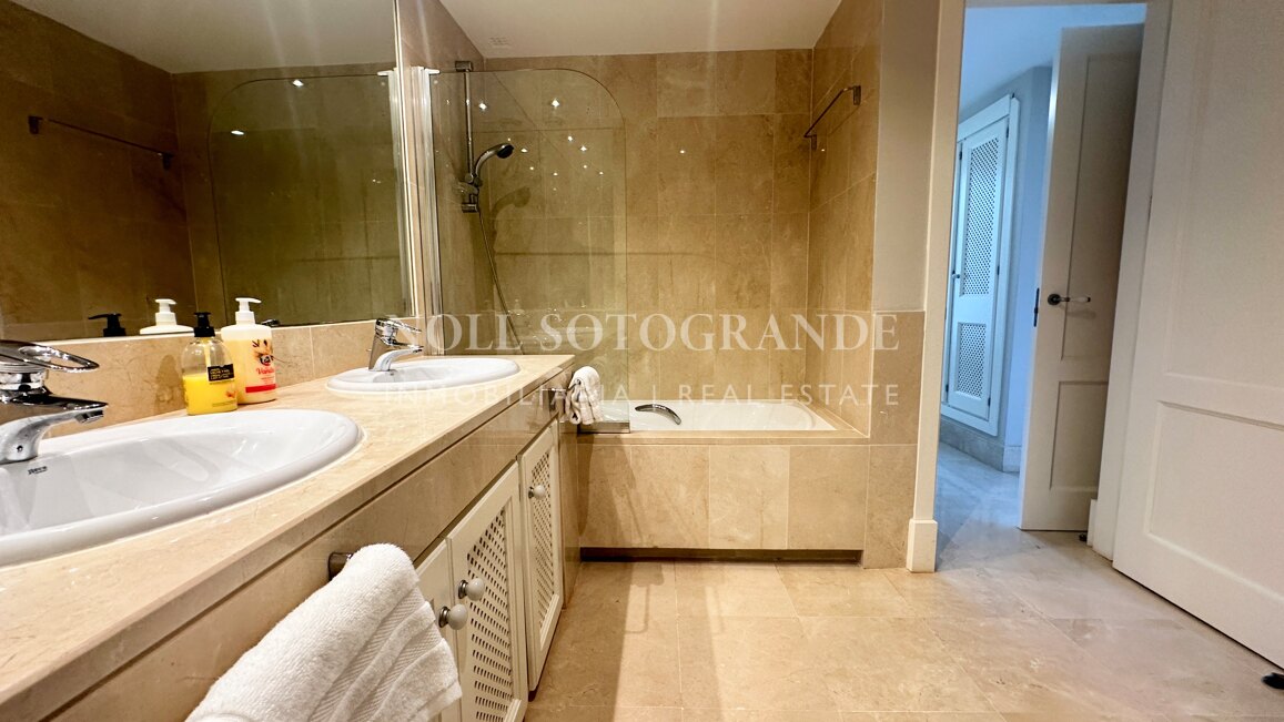 Elegante Wohnung mit Blick auf den Yachthafen in Sotogrande mit privater Terrasse für Kurzzeitvermietungen