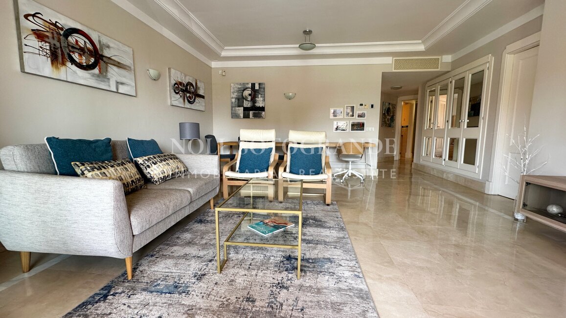 Elegante Wohnung mit Blick auf den Yachthafen in Sotogrande mit privater Terrasse für Kurzzeitvermietungen