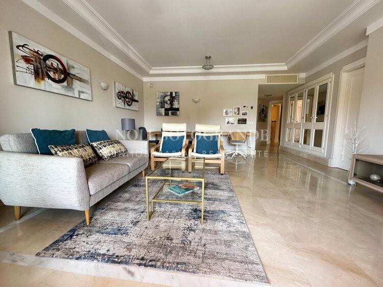 Elegante Wohnung mit Blick auf den Yachthafen in Sotogrande mit privater Terrasse für Kurzzeitvermietungen