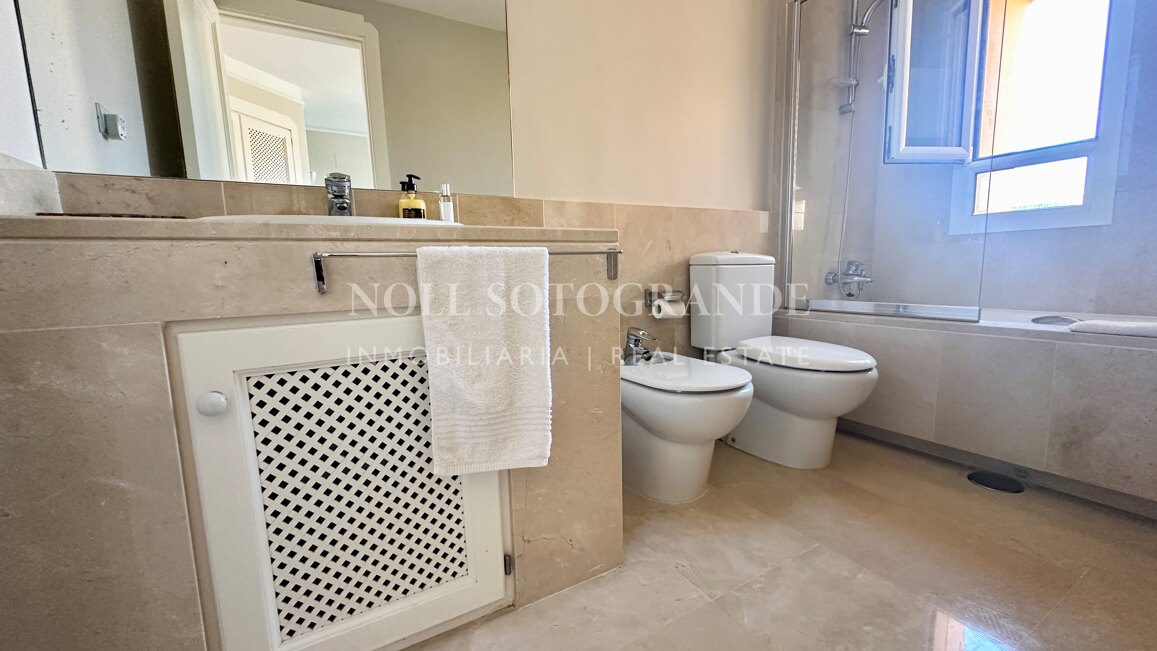 Elegante Wohnung mit Blick auf den Yachthafen in Sotogrande mit privater Terrasse für Kurzzeitvermietungen