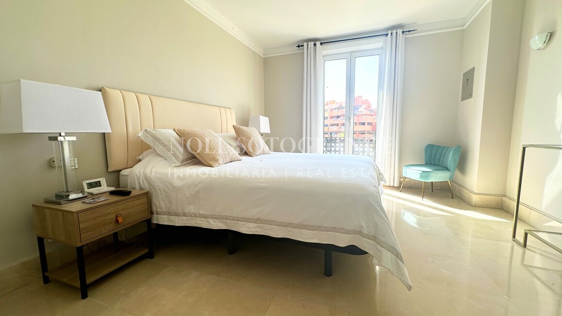 Elegante Wohnung mit Blick auf den Yachthafen in Sotogrande mit privater Terrasse für Kurzzeitvermietungen