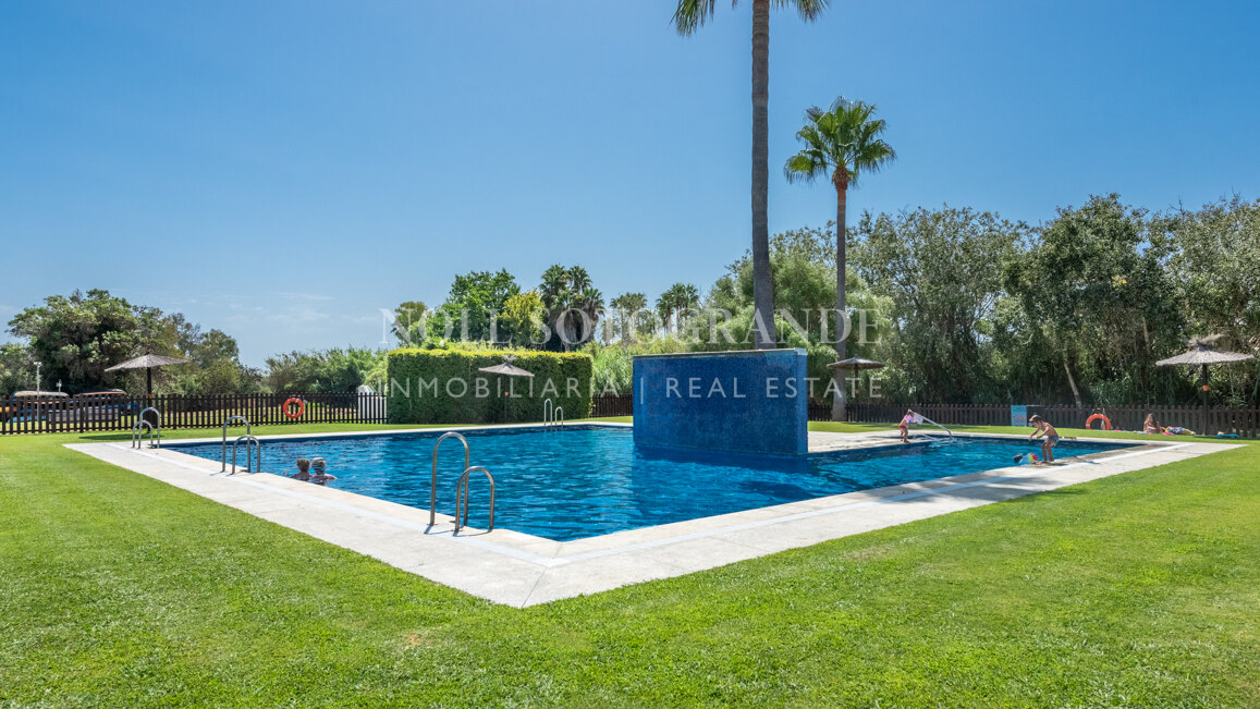 Geräumiges Penthaus zu verkaufen in Kings & Queens, in El Polo de Sotogrande