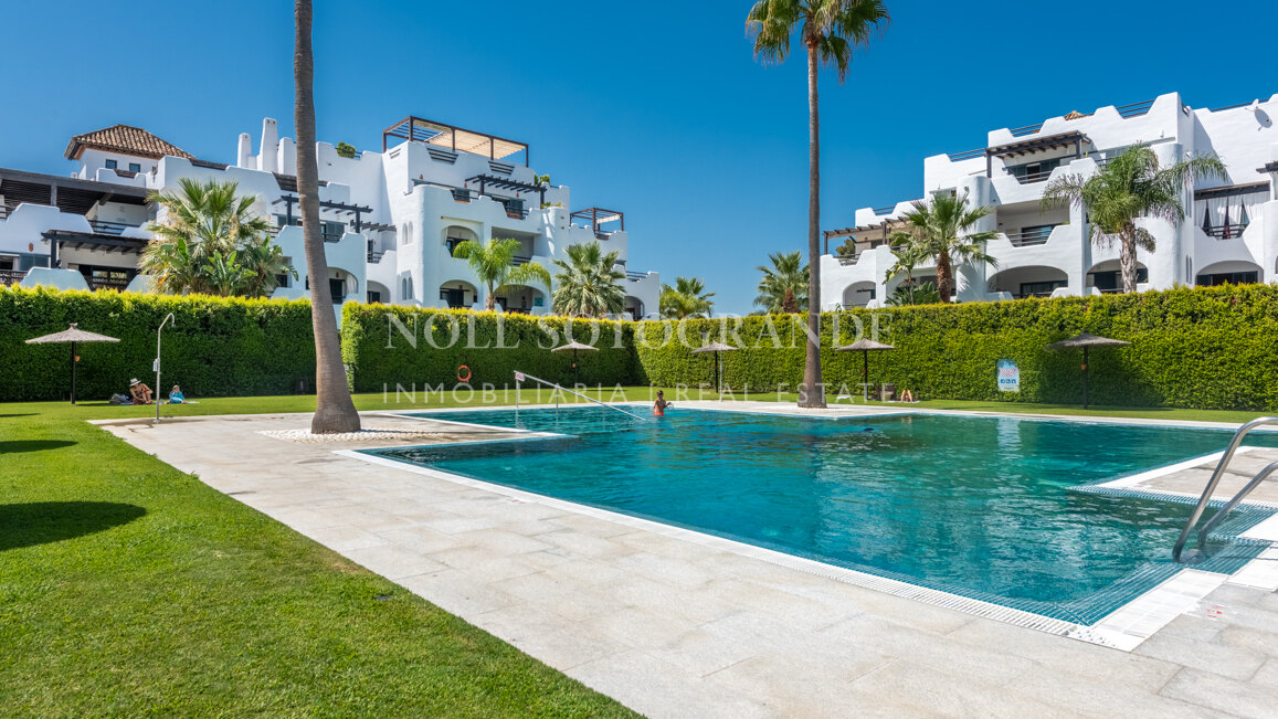 Geräumiges Penthaus zu verkaufen in Kings & Queens, in El Polo de Sotogrande