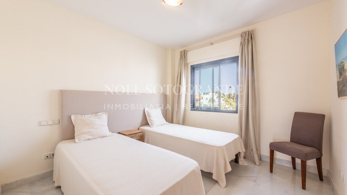 Geräumiges Penthaus zu verkaufen in Kings & Queens, in El Polo de Sotogrande