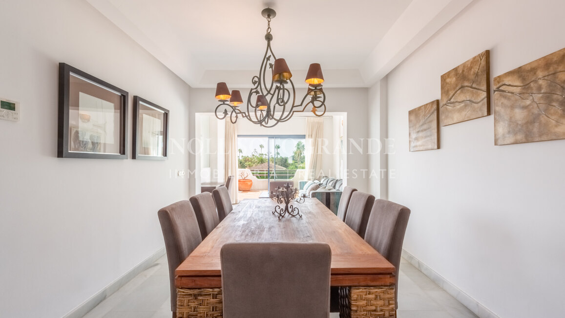 Geräumiges Penthaus zu verkaufen in Kings & Queens, in El Polo de Sotogrande