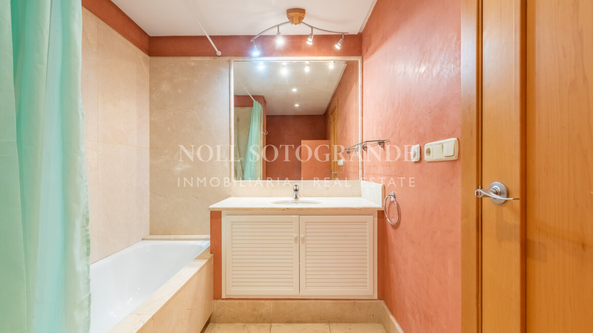 Geräumiges Penthaus zu verkaufen in Kings & Queens, in El Polo de Sotogrande