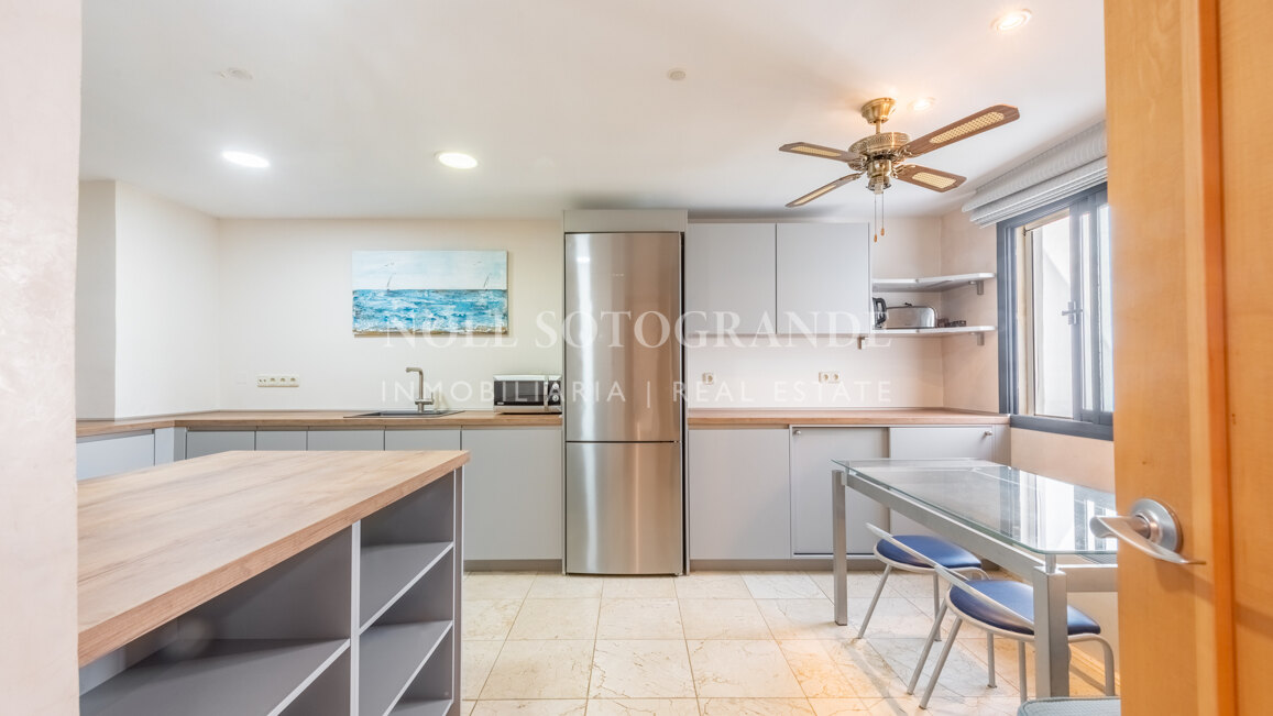 Geräumiges Penthaus zu verkaufen in Kings & Queens, in El Polo de Sotogrande