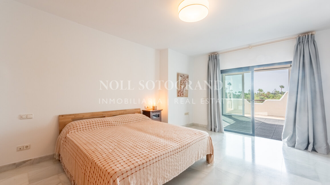 Geräumiges Penthaus zu verkaufen in Kings & Queens, in El Polo de Sotogrande