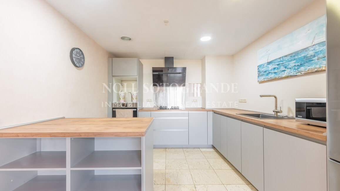 Geräumiges Penthaus zu verkaufen in Kings & Queens, in El Polo de Sotogrande