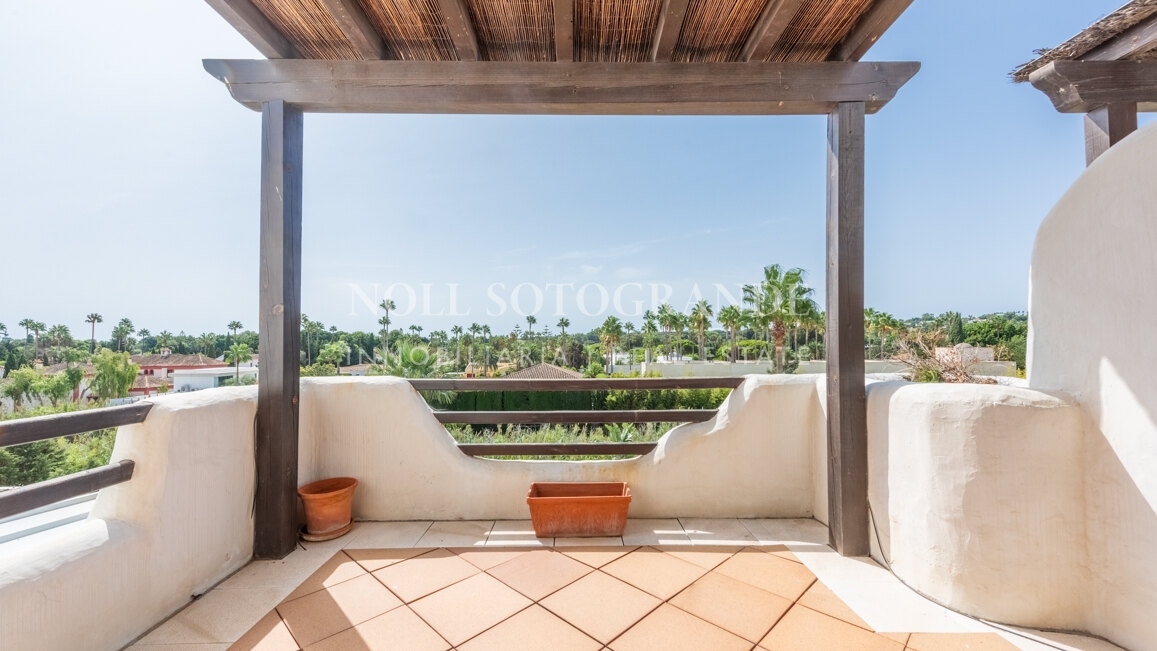 Geräumiges Penthaus zu verkaufen in Kings & Queens, in El Polo de Sotogrande