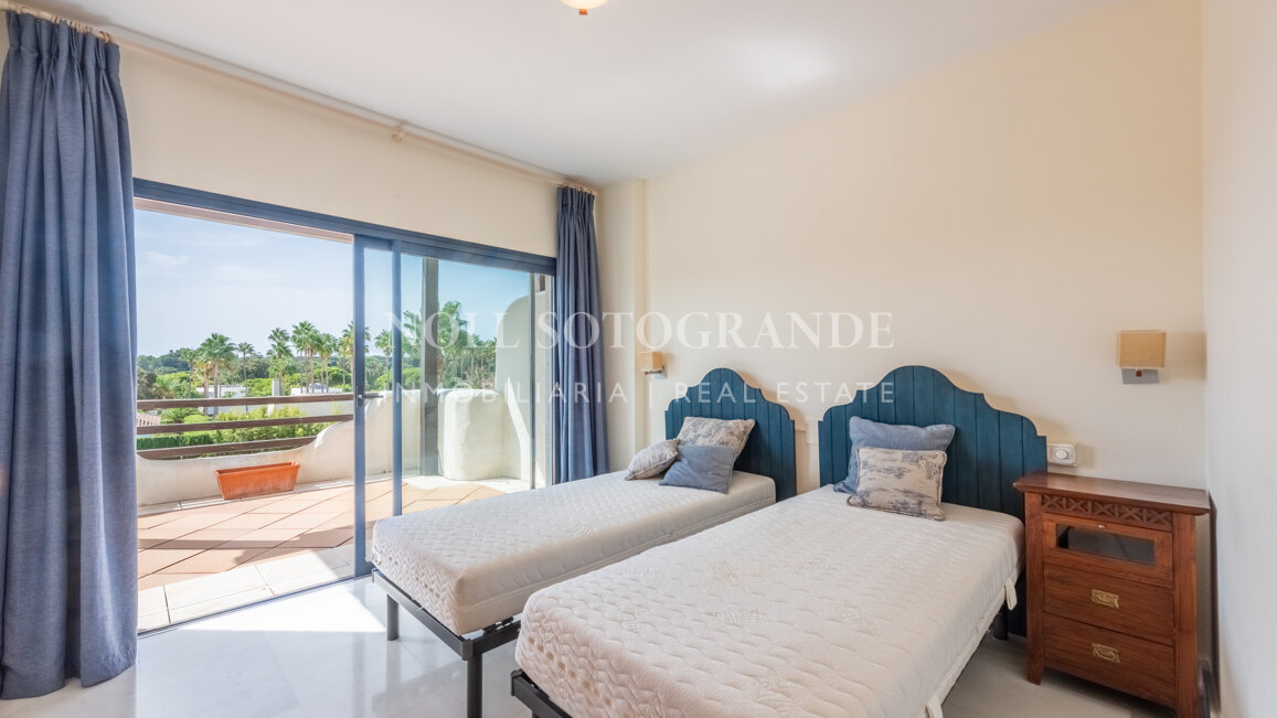 Geräumiges Penthaus zu verkaufen in Kings & Queens, in El Polo de Sotogrande