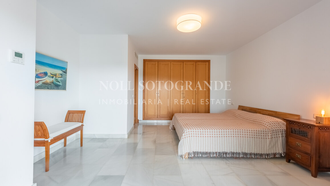 Geräumiges Penthaus zu verkaufen in Kings & Queens, in El Polo de Sotogrande