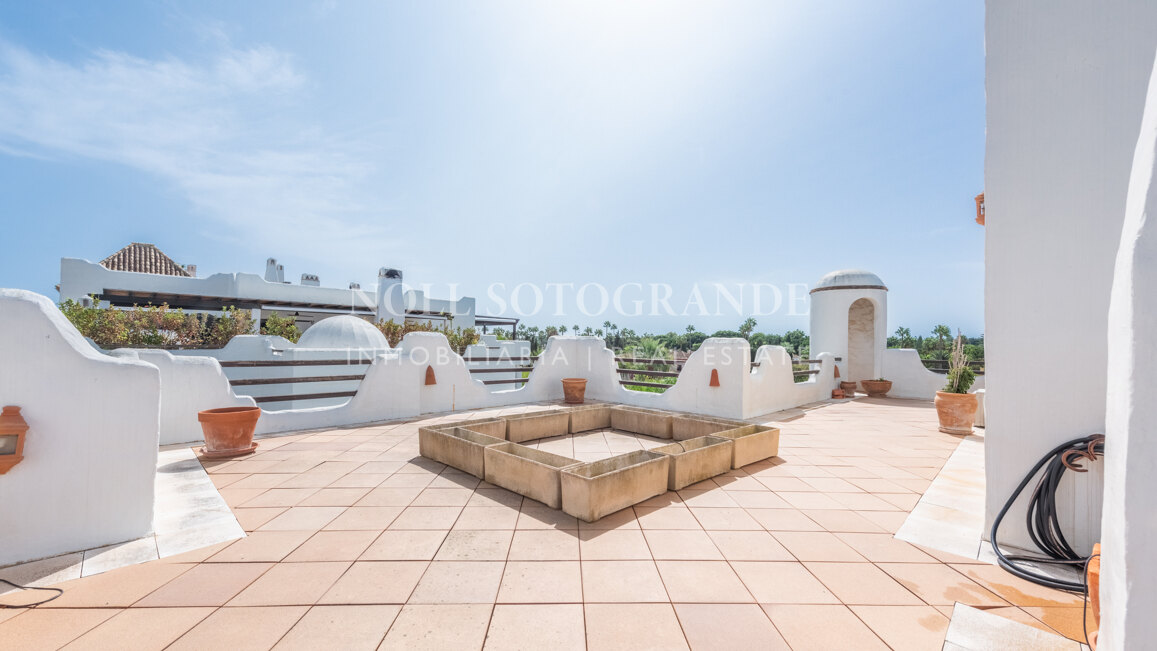 Geräumiges Penthaus zu verkaufen in Kings & Queens, in El Polo de Sotogrande