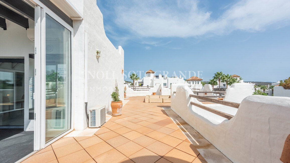 Geräumiges Penthaus zu verkaufen in Kings & Queens, in El Polo de Sotogrande