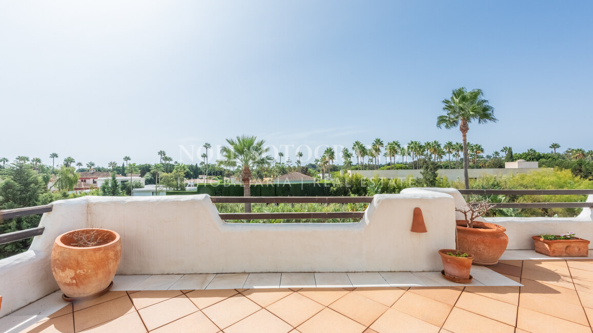 Geräumiges Penthaus zu verkaufen in Kings & Queens, in El Polo de Sotogrande