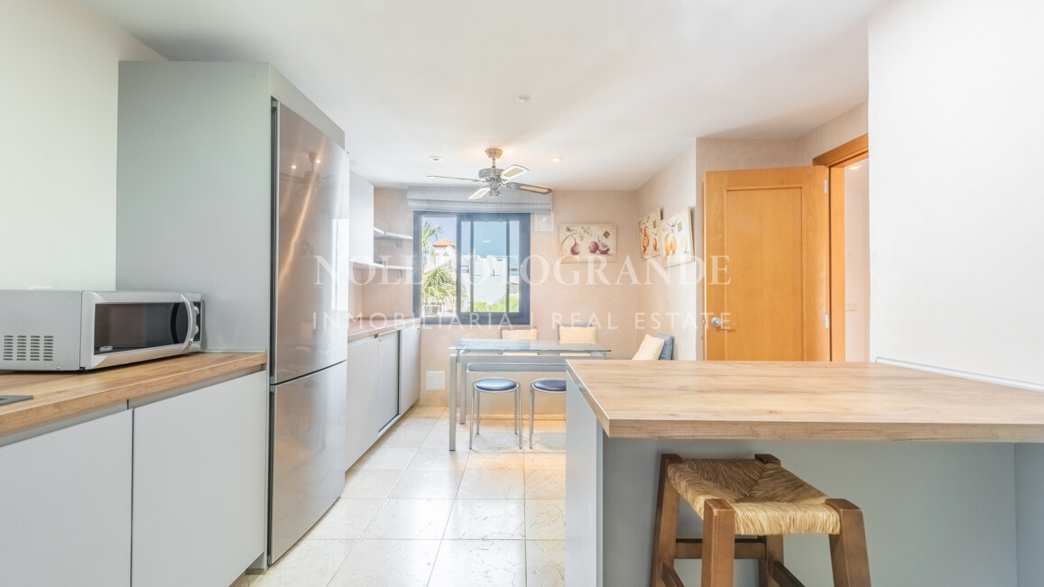 Geräumiges Penthaus zu verkaufen in Kings & Queens, in El Polo de Sotogrande