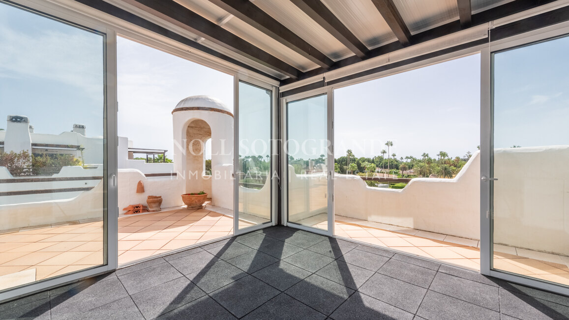 Geräumiges Penthaus zu verkaufen in Kings & Queens, in El Polo de Sotogrande