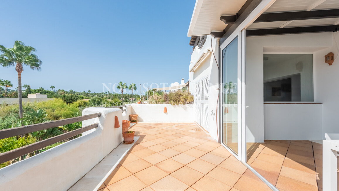 Geräumiges Penthaus zu verkaufen in Kings & Queens, in El Polo de Sotogrande