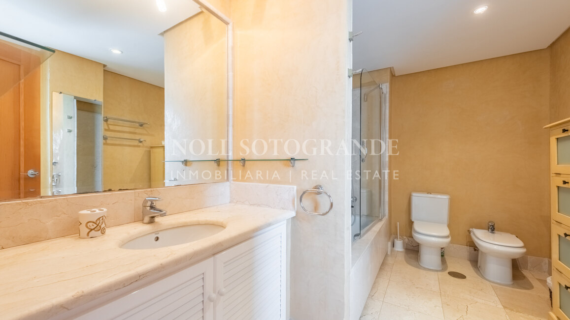 Geräumiges Penthaus zu verkaufen in Kings & Queens, in El Polo de Sotogrande