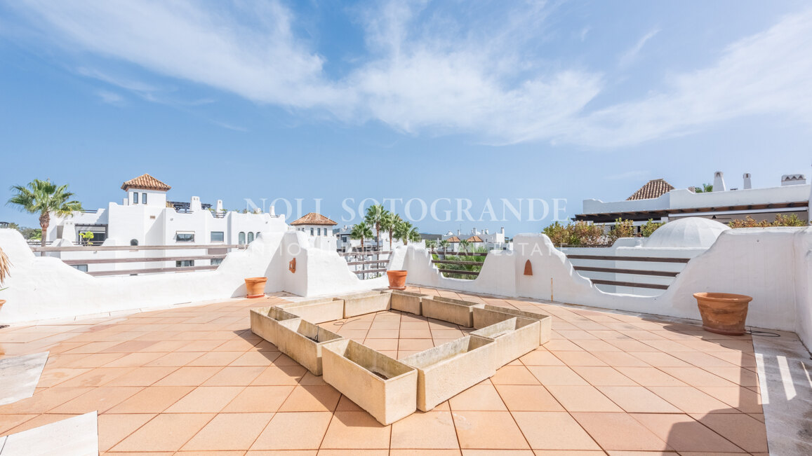 Geräumiges Penthaus zu verkaufen in Kings & Queens, in El Polo de Sotogrande