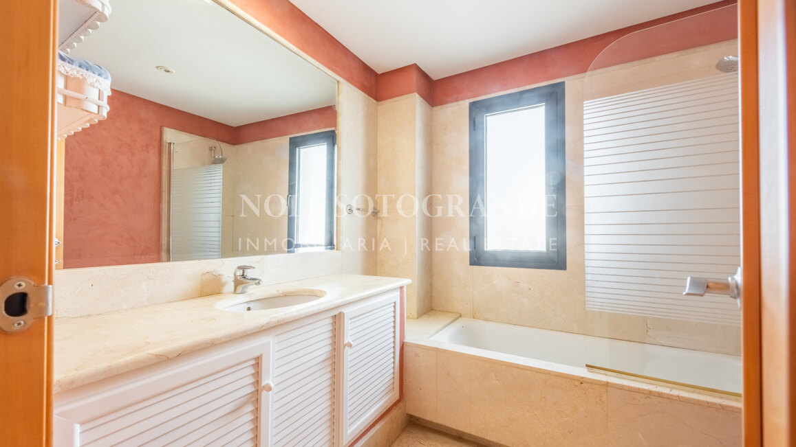 Geräumiges Penthaus zu verkaufen in Kings & Queens, in El Polo de Sotogrande