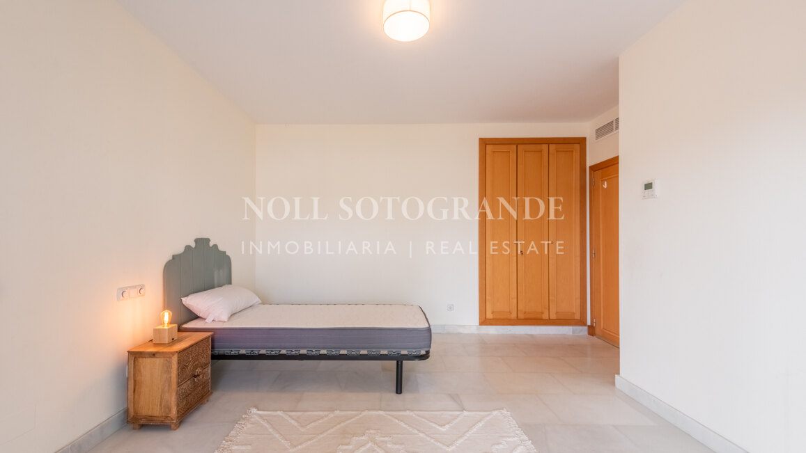 Geräumiges Penthaus zu verkaufen in Kings & Queens, in El Polo de Sotogrande