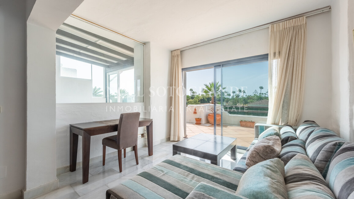 Geräumiges Penthaus zu verkaufen in Kings & Queens, in El Polo de Sotogrande