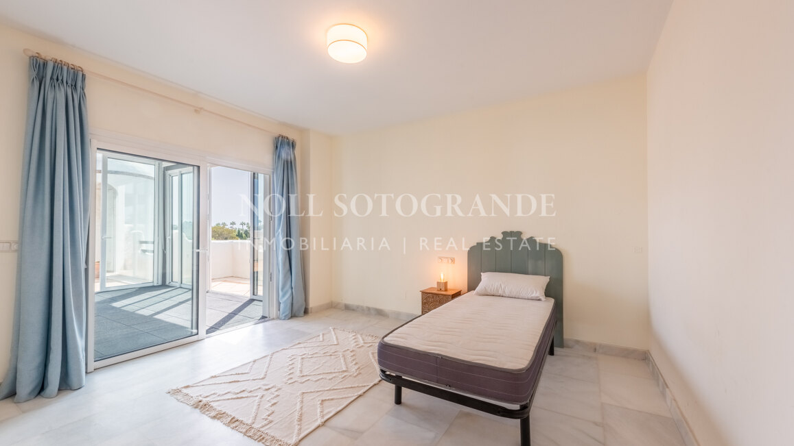 Geräumiges Penthaus zu verkaufen in Kings & Queens, in El Polo de Sotogrande