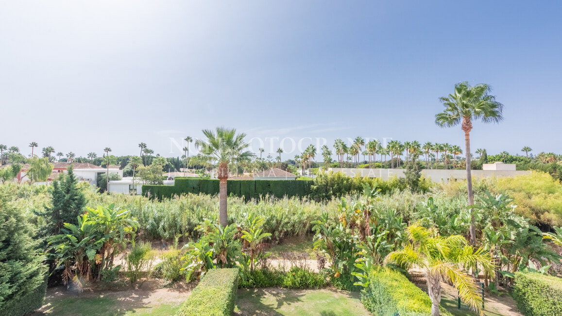 Geräumiges Penthaus zu verkaufen in Kings & Queens, in El Polo de Sotogrande