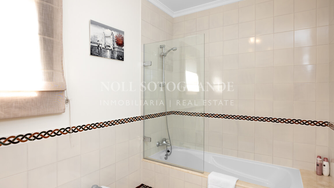 Villa Sotogrande Alto con piscina, jardín y vistas al golf