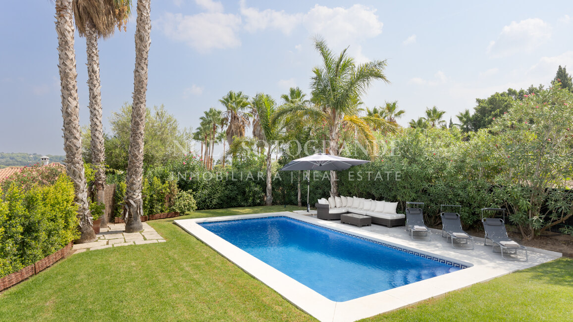 Villa Sotogrande Alto con piscina, jardín y vistas al golf