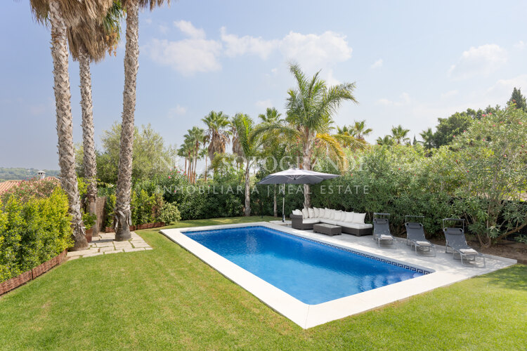 Villa Sotogrande Alto con piscina, jardín y vistas al golf