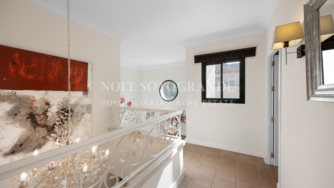 Villa Sotogrande Alto con piscina, jardín y vistas al golf