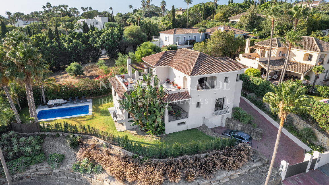 Villa Sotogrande Alto con piscina, jardín y vistas al golf