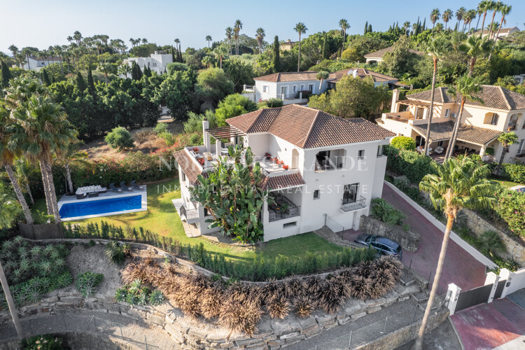 Villa Sotogrande Alto con piscina, jardín y vistas al golf