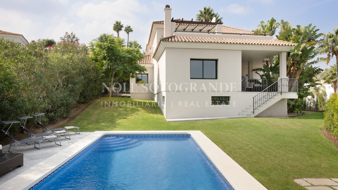 Villa Sotogrande Alto con piscina, jardín y vistas al golf