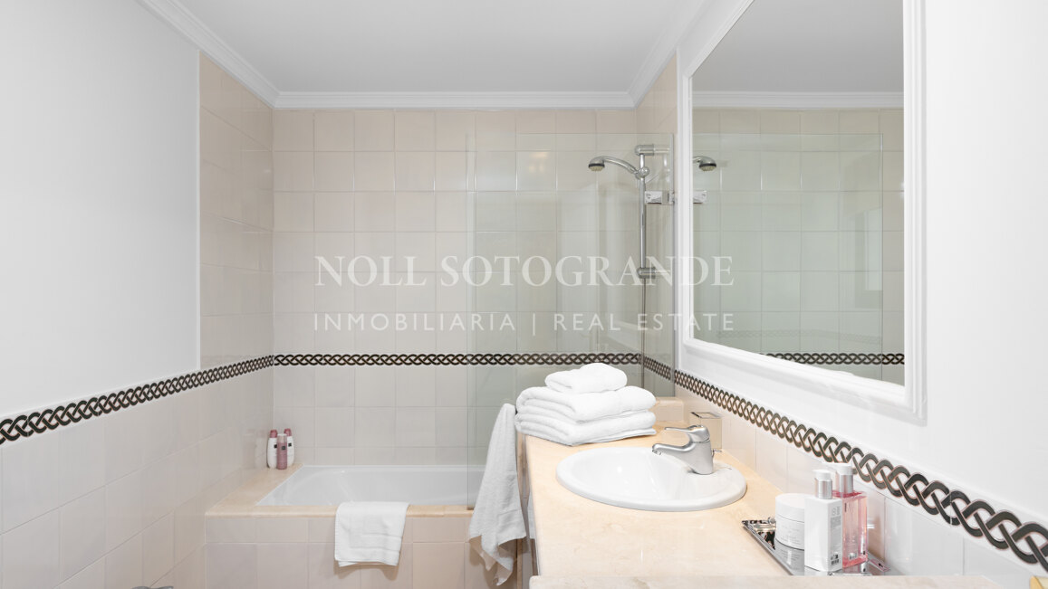 Villa Sotogrande Alto con piscina, jardín y vistas al golf