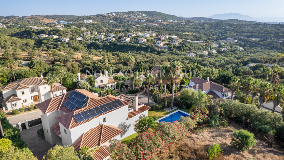 Villa Sotogrande Alto con piscina, jardín y vistas al golf