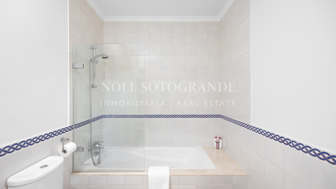 Villa Sotogrande Alto con piscina, jardín y vistas al golf