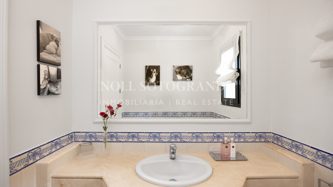 Villa Sotogrande Alto con piscina, jardín y vistas al golf