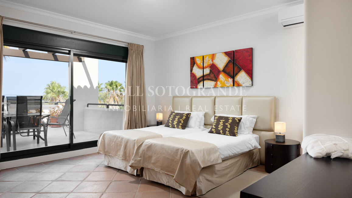 Villa Sotogrande Alto con piscina, jardín y vistas al golf