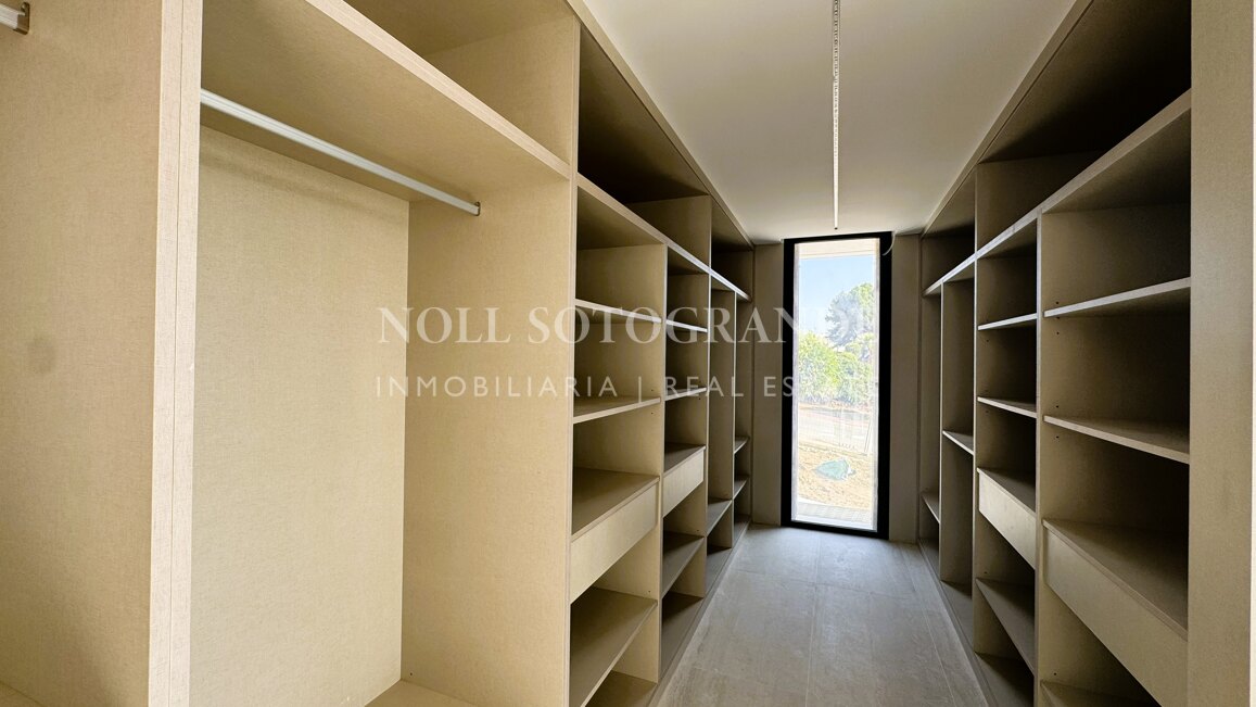 Villa de nueva construcción con 5 dormitorios y vistas panorámicas en La Reserva, Sotogrande