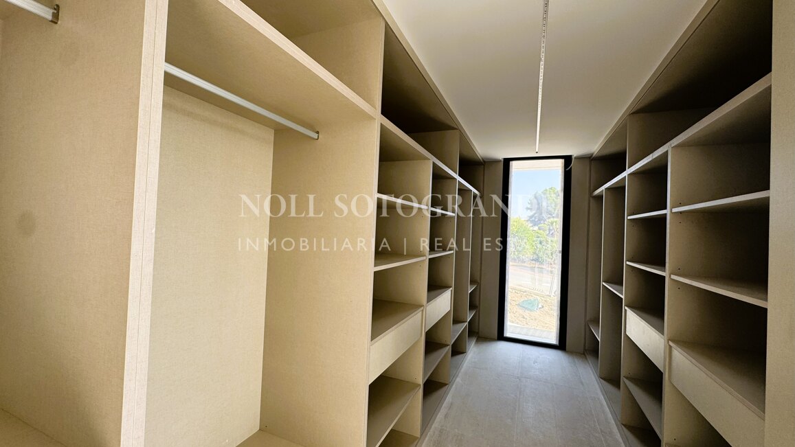 Villa de nueva construcción con 5 dormitorios y vistas panorámicas en La Reserva, Sotogrande