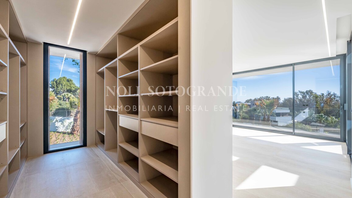 Villa de nueva construcción con 5 dormitorios y vistas panorámicas en La Reserva, Sotogrande