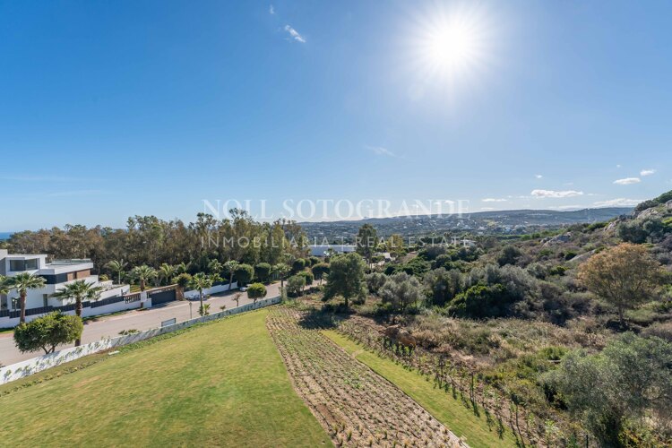 Neubauvilla mit 5 Schlafzimmern und Panoramablick in La Reserva, Sotogrande