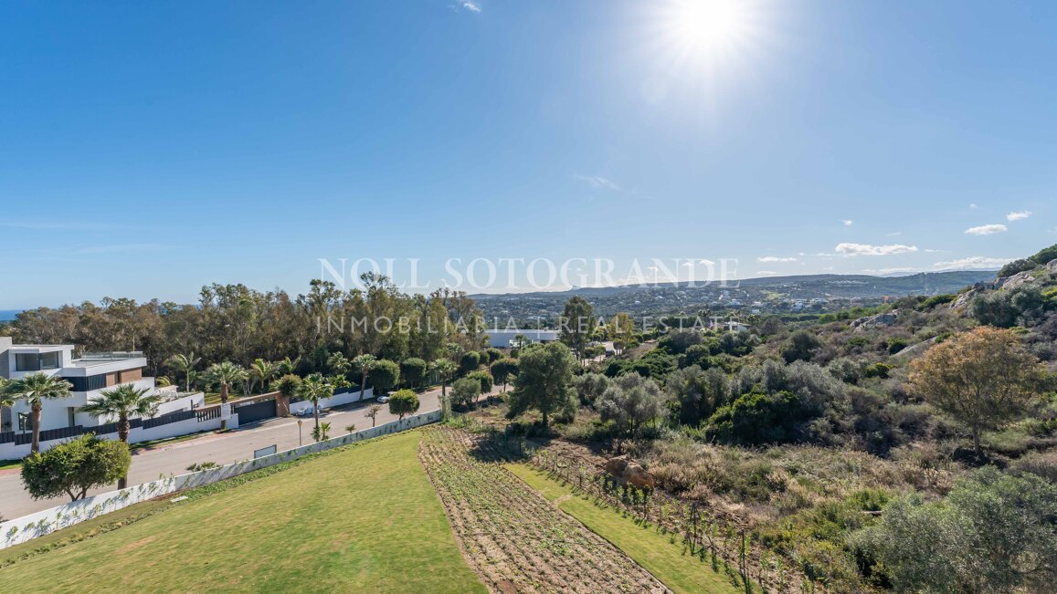 Villa de nueva construcción con 5 dormitorios y vistas panorámicas en La Reserva, Sotogrande
